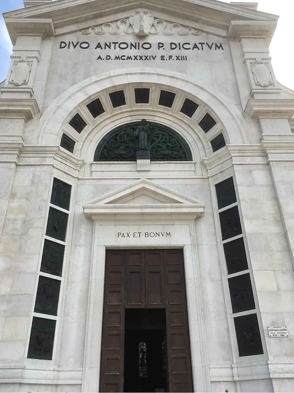 Open access visualization of Photo, Church, Facade, Photograph